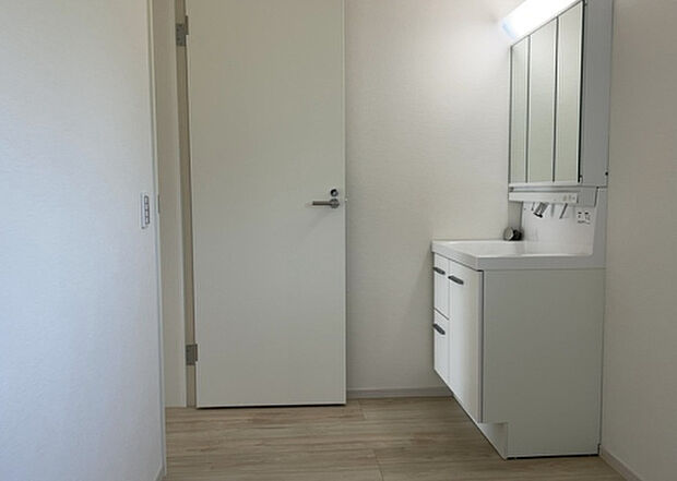 【脱衣場】多くの戸建て住宅で見かける洗面脱衣所は、洗面台と洗濯機が2畳ほどのスペースに並べられていて、洗面所が脱衣所を兼ね備えている間取りが一般的です。お客様が利用することもある、パブリックな空間でもあります。