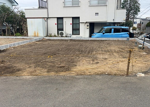 【外観_3】現地に行くなら、物件の周囲の地形がどうなっているかを見ることも大切です。周辺より低くなっている土地では、大雨などで水が集まりやすいため、地盤が弱くなっているということも考えられるため、注意が必要です。