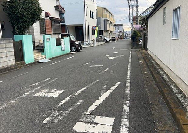 【物件からの展望_2】眺望を気にして物件を探す場合、前面に建物が建っていないか現地で確認しましょう!前面に建物があると景色はもちろん、日当たりや風通しにも影響が出てきます。住んだ時のことを想像しながら現地見学をしましょう。