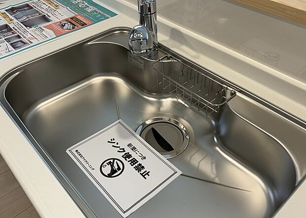 【キッチン水栓】キッチン水栓は、毎日必ず使うものだからこそ、使いやすさが重要です。シャワーヘッドの切り替えがスムーズか、吐水量が調節できるか、水しぶきが飛び散りにくい構造か、浄水機能が付いているかなど、日々の家事を快適にするための機能が数多くあります。また、デザインも多種多様なので、キッチン全体の雰囲気に合わせたものを選ぶことができます。