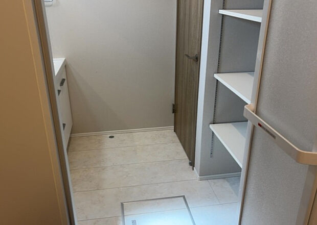 【脱衣場】多くの戸建て住宅で見かける洗面脱衣所は、洗面台と洗濯機が2畳ほどのスペースに並べられていて、洗面所が脱衣所を兼ね備えている間取りが一般的です。お客様が利用することもある、パブリックな空間でもあります。