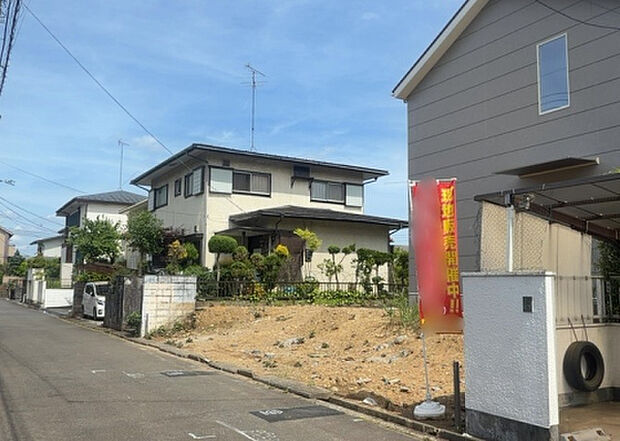 【前面道路含む現地写真_2】お持ちの車種によっては前面道路が広い方が便利でしょう。しかし、前面道路が広ければその分交通量が多くなるため、騒音などが気になる場合があります。実際に現地を見学し、周辺交通量や騒音などを確認しましょう!