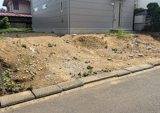 【駐車場】駐車場と明記されていても、最小スペースでつくられた駐車場だと大型車は駐車できなかったり、出入りしにくくなったりする可能性があります。お車のサイズと購入したい物件の駐車場のサイズを現地で確認しましょう。