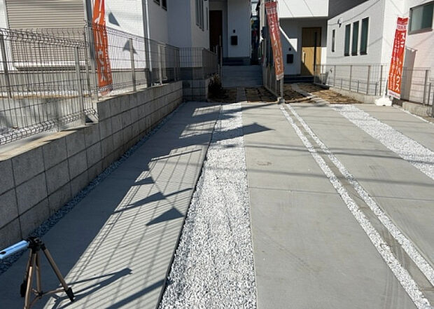 【駐車場】駐車場と明記されていても、最小スペースでつくられた駐車場だと大型車は駐車できなかったり、出入りしにくくなったりする可能性があります。お車のサイズと購入したい物件の駐車場のサイズを現地で確認しましょう。
