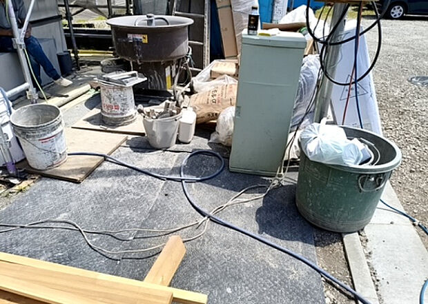 【庭_2】庭のある家に住むことのメリットとして、子どもたちの遊び場を確保できること、ガーデニングや家庭菜園を楽しめること、明るさを確保できることがあります。また、配置を工夫することでプライバシーが確保できます。