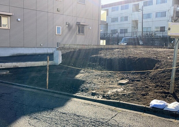 【前面道路含む現地写真_2】前面道路の幅員や歩道の有無、近隣の建物との距離感などは、実際の生活の利便性や安全性に大きく影響します。複数のアングルから前面道路の状況を確認することで、より具体的に生活イメージを描けます。