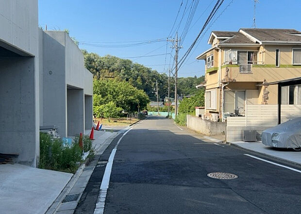 【物件からの展望_2】眺望を気にして物件を探す場合、前面に建物が建っていないか現地で確認しましょう!前面に建物があると景色はもちろん、日当たりや風通しにも影響が出てきます。住んだ時のことを想像しながら現地見学をしましょう。
