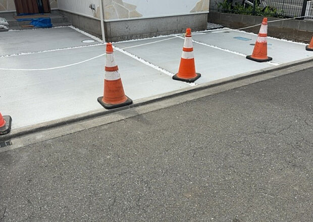 【駐車場】駐車場と明記されていても、最小スペースでつくられた駐車場だと大型車は駐車できなかったり、出入りしにくくなったりする可能性があります。お車のサイズと購入したい物件の駐車場のサイズを現地で確認しましょう。