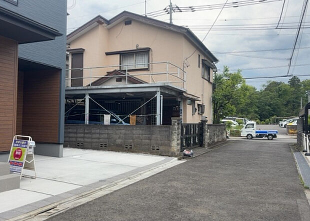 【前面道路含む現地写真_2】お持ちの車種によっては前面道路が広い方が便利でしょう。しかし、前面道路が広ければその分交通量が多くなるため、騒音などが気になる場合があります。実際に現地を見学し、周辺交通量や騒音などを確認しましょう！