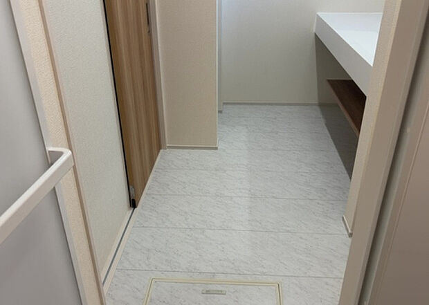 【脱衣場】多くの戸建て住宅で見かける洗面脱衣所は、洗面台と洗濯機が2畳ほどのスペースに並べられていて、洗面所が脱衣所を兼ね備えている間取りが一般的です。お客様が利用することもある、パブリックな空間でもあります。