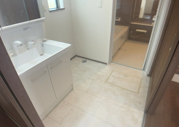 【脱衣場】多くの戸建て住宅で見かける洗面脱衣所は、洗面台と洗濯機が2畳ほどのスペースに並べられていて、洗面所が脱衣所を兼ね備えている間取りが一般的です。お客様が利用することもある、パブリックな空間でもあります。