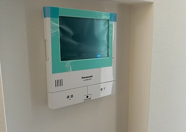 【ＴＶモニター付きインターホン】TVモニター付きインターホンは、来訪者の顔を確認できるだけでなく、音声でやり取りすることもできるため、セキュリティ面で安心できる設備です。モニター画面が大きく見やすいもの、夜間でも来訪者をしっかりと確認できるものなど、機能性を重視したいところです。