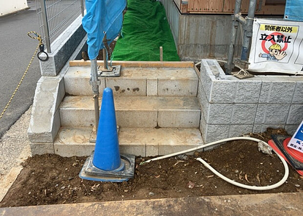 【玄関_2】玄関は、狭すぎると複数人で使いにくく、広すぎても無駄な空間になりがちです。最低2畳を目安にして、家の広さとの兼ね合いや家族の人数を考慮して決めるとよいでしょう。現地を見学して快適な玄関を選びましょう！