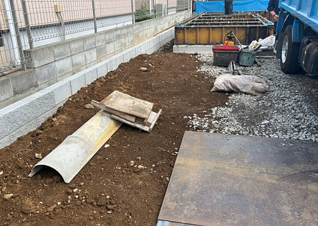 【庭_2】庭のある家に住むことのメリットとして、子どもたちの遊び場を確保できること、ガーデニングや家庭菜園を楽しめること、明るさを確保できることがあります。また、配置を工夫することでプライバシーが確保できます。