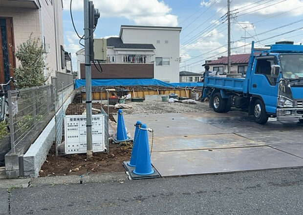 【前面道路含む現地写真_2】前面道路の幅員や歩道の有無、近隣の建物との距離感などは、実際の生活の利便性や安全性に大きく影響します。複数のアングルから前面道路の状況を確認することで、より具体的に生活イメージを描けます。