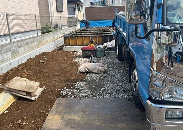 【玄関】玄関は家の顔でもあり、家族以外の目にも止まる場所です。玄関は外との間を仕切る扉、靴などをしまっておく収納スペース、靴脱ぎのたたきスペース、来客とのやり取りをするドアホンなど複数のアイテムからなります。