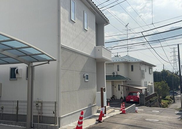 【前面道路含む現地写真_2】お持ちの車種によっては前面道路が広い方が便利でしょう。しかし、前面道路が広ければその分交通量が多くなるため、騒音などが気になる場合があります。実際に現地を見学し、周辺交通量や騒音などを確認しましょう！