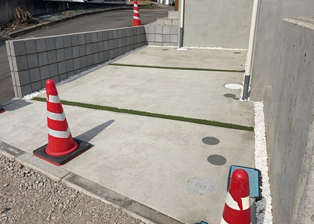 【駐車場】駐車場と明記されていても、最小スペースでつくられた駐車場だと大型車は駐車できなかったり、出入りしにくくなったりする可能性があります。お車のサイズと購入したい物件の駐車場のサイズを現地で確認しましょう。