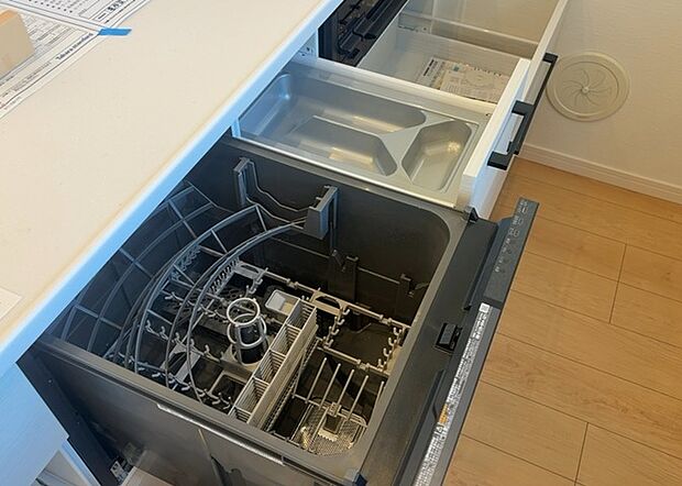 【キッチン床下収納】キッチン床下収納は、調理器具や食器などをスッキリと収納できる便利なスペースです。収納量が多いもの、引き出しがスムーズに開閉するものなど、使い勝手の良いものを選ぶことが大切です。また、湿気がこもりやすい場所なので、通気性の良いものを選ぶこともおすすめです。