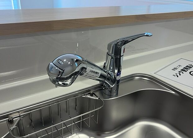 【キッチン水栓】キッチン水栓は、毎日必ず使うものだからこそ、使いやすさが重要です。シャワーヘッドの切り替えがスムーズか、吐水量が調節できるか、水しぶきが飛び散りにくい構造か、浄水機能が付いているかなど、日々の家事を快適にするための機能が数多くあります。また、デザインも多種多様なので、キッチン全体の雰囲気に合わせたものを選ぶことができます。