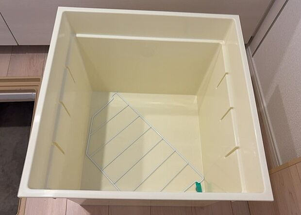 【キッチン床下収納】キッチン床下収納は、調理器具や食器などをスッキリと収納できる便利なスペースです。収納量が多いもの、引き出しがスムーズに開閉するものなど、使い勝手の良いものを選ぶことが大切です。また、湿気がこもりやすい場所なので、通気性の良いものを選ぶこともおすすめです。