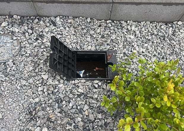 【外水栓】外水栓は、庭の水やりや洗車など、様々な用途に使える便利な設備です。ホースがしっかりと接続できるもの、水圧が安定しているものなど、使い勝手の良いものを選びましょう。また、凍結防止機能が付いているものなら、冬場でも安心して使用できます。