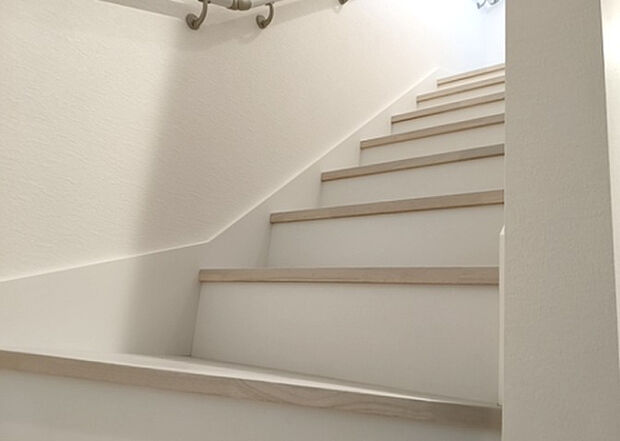 【内装】建物の上下階の通路である階段は、その位置によって動線や室内の印象が大きく左右されます。手摺にも重要な役割があり、転倒の防止・歩行や動作を円滑にして日常生活を支えることを主な目的として設置されています。