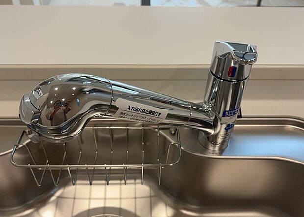 【キッチン水栓】キッチン水栓は、毎日必ず使うものだからこそ、使いやすさが重要です。シャワーヘッドの切り替えがスムーズか、吐水量が調節できるか、水しぶきが飛び散りにくい構造か、浄水機能が付いているかなど、日々の家事を快適にするための機能が数多くあります。また、デザインも多種多様なので、キッチン全体の雰囲気に合わせたものを選ぶことができます。