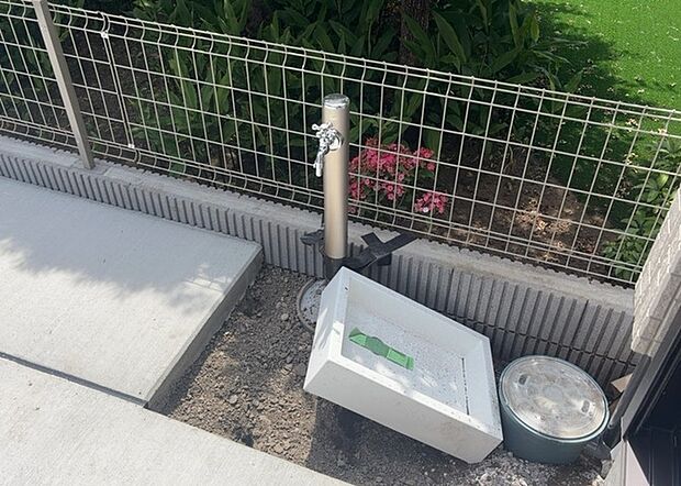 【外水栓】外水栓は、庭の水やりや洗車など、様々な用途に使える便利な設備です。ホースがしっかりと接続できるもの、水圧が安定しているものなど、使い勝手の良いものを選びましょう。また、凍結防止機能が付いているものなら、冬場でも安心して使用できます。