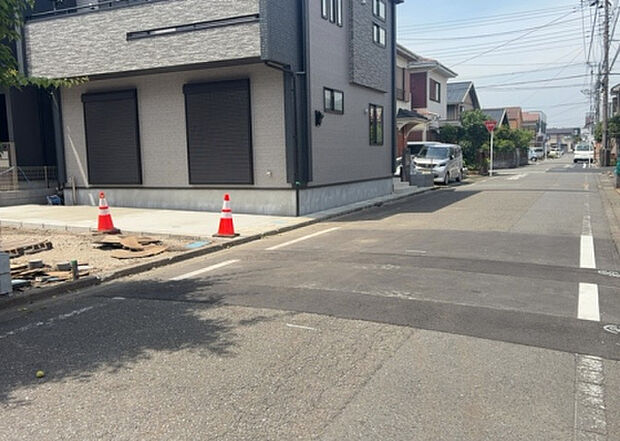 【前面道路含む現地写真_2】お持ちの車種によっては前面道路が広い方が便利でしょう。しかし、前面道路が広ければその分交通量が多くなるため、騒音などが気になる場合があります。実際に現地を見学し、周辺交通量や騒音などを確認しましょう！
