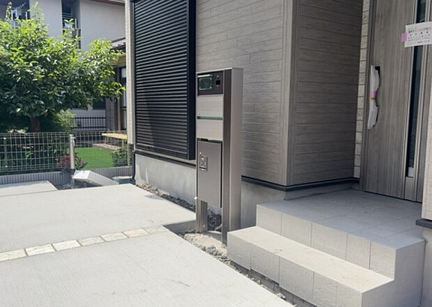 【庭】庭があることでガーデニングや家庭菜園はもちろん、こどもの遊び場やペットを放して遊ぶことができます。また、家の周囲に余裕があるということです。隣地との間があれば、十分な日当たりと、風通しが確保できます。