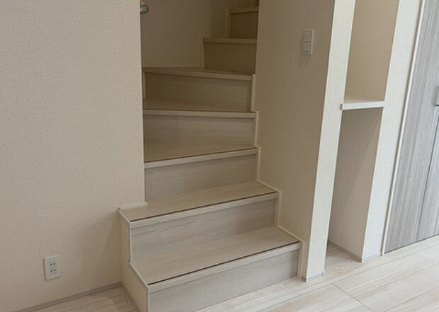【内装】建物の上下階の通路である階段は、その位置によって動線や室内の印象が大きく左右されます。手摺にも重要な役割があり、転倒の防止・歩行や動作を円滑にして日常生活を支えることを主な目的として設置されています。