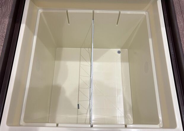【キッチン床下収納】キッチン床下収納は、調理器具や食器などをスッキリと収納できる便利なスペースです。収納量が多いもの、引き出しがスムーズに開閉するものなど、使い勝手の良いものを選ぶことが大切です。また、湿気がこもりやすい場所なので、通気性の良いものを選ぶこともおすすめです。