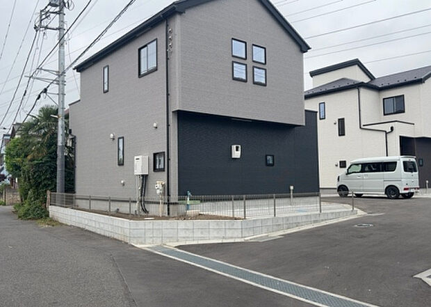【前面道路含む現地写真_2】お持ちの車種によっては前面道路が広い方が便利でしょう。しかし、前面道路が広ければその分交通量が多くなるため、騒音などが気になる場合があります。実際に現地を見学し、周辺交通量や騒音などを確認しましょう！