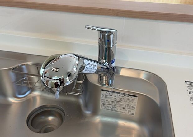 【キッチン水栓】キッチン水栓は、毎日必ず使うものだからこそ、使いやすさが重要です。シャワーヘッドの切り替えがスムーズか、吐水量が調節できるか、水しぶきが飛び散りにくい構造か、浄水機能が付いているかなど、日々の家事を快適にするための機能が数多くあります。また、デザインも多種多様なので、キッチン全体の雰囲気に合わせたものを選ぶことができます。