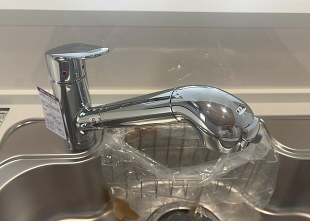 【キッチン水栓】キッチン水栓は、毎日必ず使うものだからこそ、使いやすさが重要です。シャワーヘッドの切り替えがスムーズか、吐水量が調節できるか、水しぶきが飛び散りにくい構造か、浄水機能が付いているかなど、日々の家事を快適にするための機能が数多くあります。また、デザインも多種多様なので、キッチン全体の雰囲気に合わせたものを選ぶことができます。