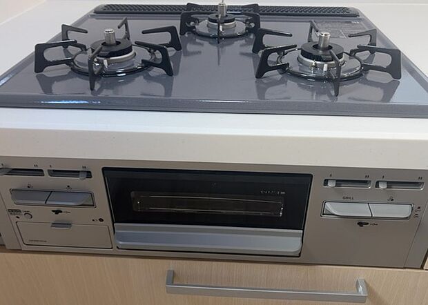【キッチンコンロ】キッチンコンロは、料理の質を大きく左右する重要な設備です。火力調整のしやすさ、グリル機能の有無、安全装置の充実度など、選ぶポイントがたくさんあります。特に、IHクッキングヒーターは、お手入れのしやすさや安全性が高く、近年人気が高まっています。