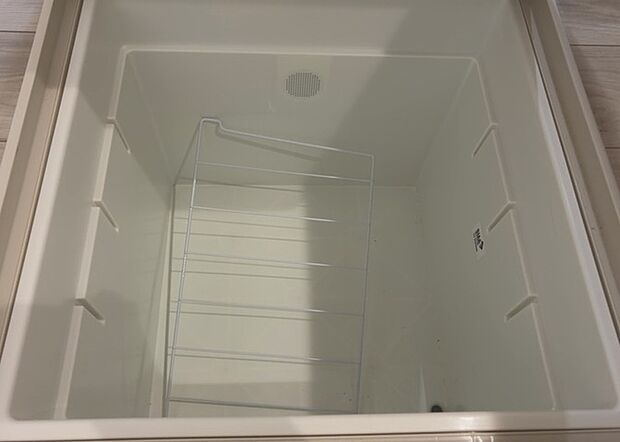 【キッチン床下収納】キッチン床下収納は、調理器具や食器などをスッキリと収納できる便利なスペースです。収納量が多いもの、引き出しがスムーズに開閉するものなど、使い勝手の良いものを選ぶことが大切です。また、湿気がこもりやすい場所なので、通気性の良いものを選ぶこともおすすめです。