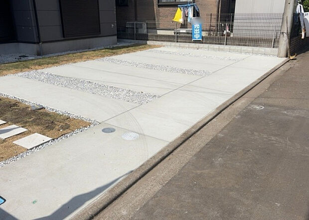 【駐車場】駐車場と明記されていても、最小スペースでつくられた駐車場だと大型車は駐車できなかったり、出入りしにくくなったりする可能性があります。お車のサイズと購入したい物件の駐車場のサイズを現地で確認しましょう。