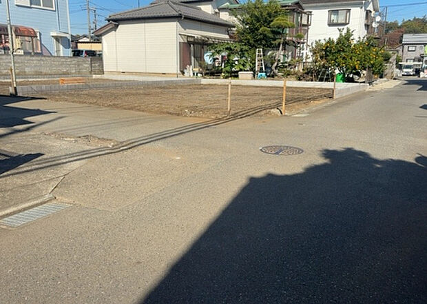 【前面道路含む現地写真_2】前面道路の幅員や歩道の有無、近隣の建物との距離感などは、実際の生活の利便性や安全性に大きく影響します。複数のアングルから前面道路の状況を確認することで、より具体的に生活イメージを描けます。