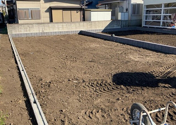 【外観_3】現地に行くなら、物件の周囲の地形がどうなっているかを見ることも大切です。周辺より低くなっている土地では、大雨などで水が集まりやすいため、地盤が弱くなっているということも考えられるため、注意が必要です。
