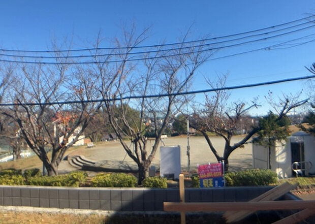【物件からの展望_2】眺望を気にして物件を探す場合、前面に建物が建っていないか現地で確認しましょう!前面に建物があると景色はもちろん、日当たりや風通しにも影響が出てきます。住んだ時のことを想像しながら現地見学をしましょう。