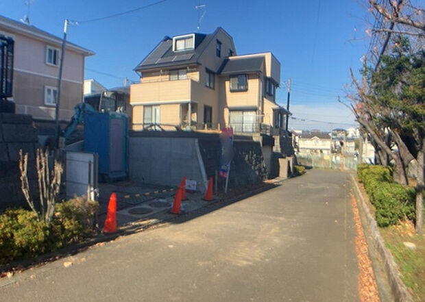 【前面道路含む現地写真_2】前面道路の幅員や歩道の有無、近隣の建物との距離感などは、実際の生活の利便性や安全性に大きく影響します。複数のアングルから前面道路の状況を確認することで、より具体的に生活イメージを描けます。