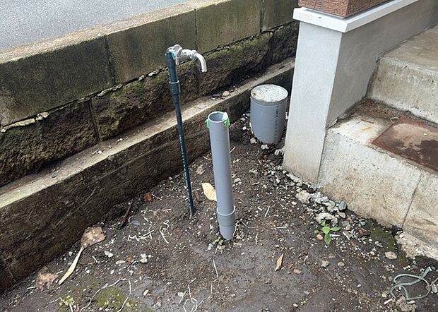 【外水栓】外水栓は、庭の水やりや洗車など、様々な用途に使える便利な設備です。ホースがしっかりと接続できるもの、水圧が安定しているものなど、使い勝手の良いものを選びましょう。また、凍結防止機能が付いているものなら、冬場でも安心して使用できます。