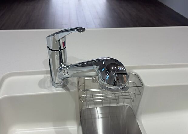【キッチン水栓】キッチン水栓は、毎日必ず使うものだからこそ、使いやすさが重要です。シャワーヘッドの切り替えがスムーズか、吐水量が調節できるか、水しぶきが飛び散りにくい構造か、浄水機能が付いているかなど、日々の家事を快適にするための機能が数多くあります。また、デザインも多種多様なので、キッチン全体の雰囲気に合わせたものを選ぶことができます。