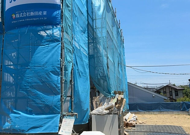【外観_3】現地に行くなら、物件の周囲の地形がどうなっているかを見ることも大切です。周辺より低くなっている土地では、大雨などで水が集まりやすいため、地盤が弱くなっているということも考えられるため、注意が必要です。