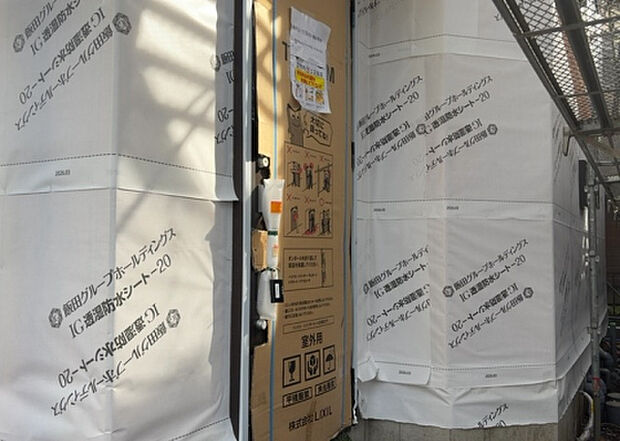 【玄関】玄関は家の顔でもあり、家族以外の目にも止まる場所です。玄関は外との間を仕切る扉、靴などをしまっておく収納スペース、靴脱ぎのたたきスペース、来客とのやり取りをするドアホンなど複数のアイテムからなります。