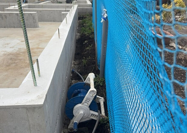 【その他設備】敷地内には、散水栓や立水栓があります。水道水を直接利用できるため、水を運ぶ手間を省くことが出来ます。大量の水を必要とする洗車作業や清掃などに役立ちます。その他設備とあわせて、現地でご確認ください。