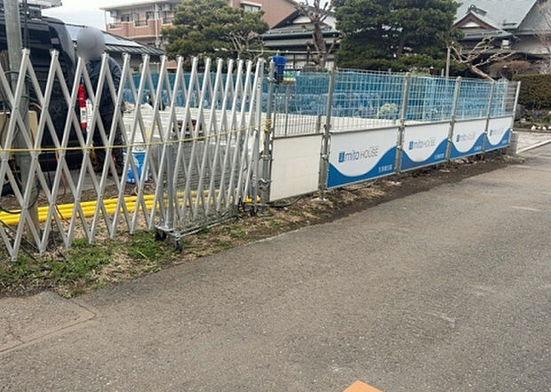 【外観_3】現地に行くなら、物件の周囲の地形がどうなっているかを見ることも大切です。周辺より低くなっている土地では、大雨などで水が集まりやすいため、地盤が弱くなっているということも考えられるため、注意が必要です。