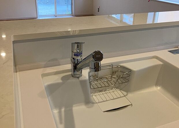 【キッチン水栓】キッチン水栓は、毎日必ず使うものだからこそ、使いやすさが重要です。シャワーヘッドの切り替えがスムーズか、吐水量が調節できるか、水しぶきが飛び散りにくい構造か、浄水機能が付いているかなど、日々の家事を快適にするための機能が数多くあります。また、デザインも多種多様なので、キッチン全体の雰囲気に合わせたものを選ぶことができます。